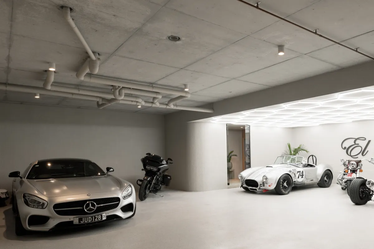 El Fin gallery garage